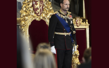 El Rey Haakon VIII presta juramento ante el Parlamento Noruego